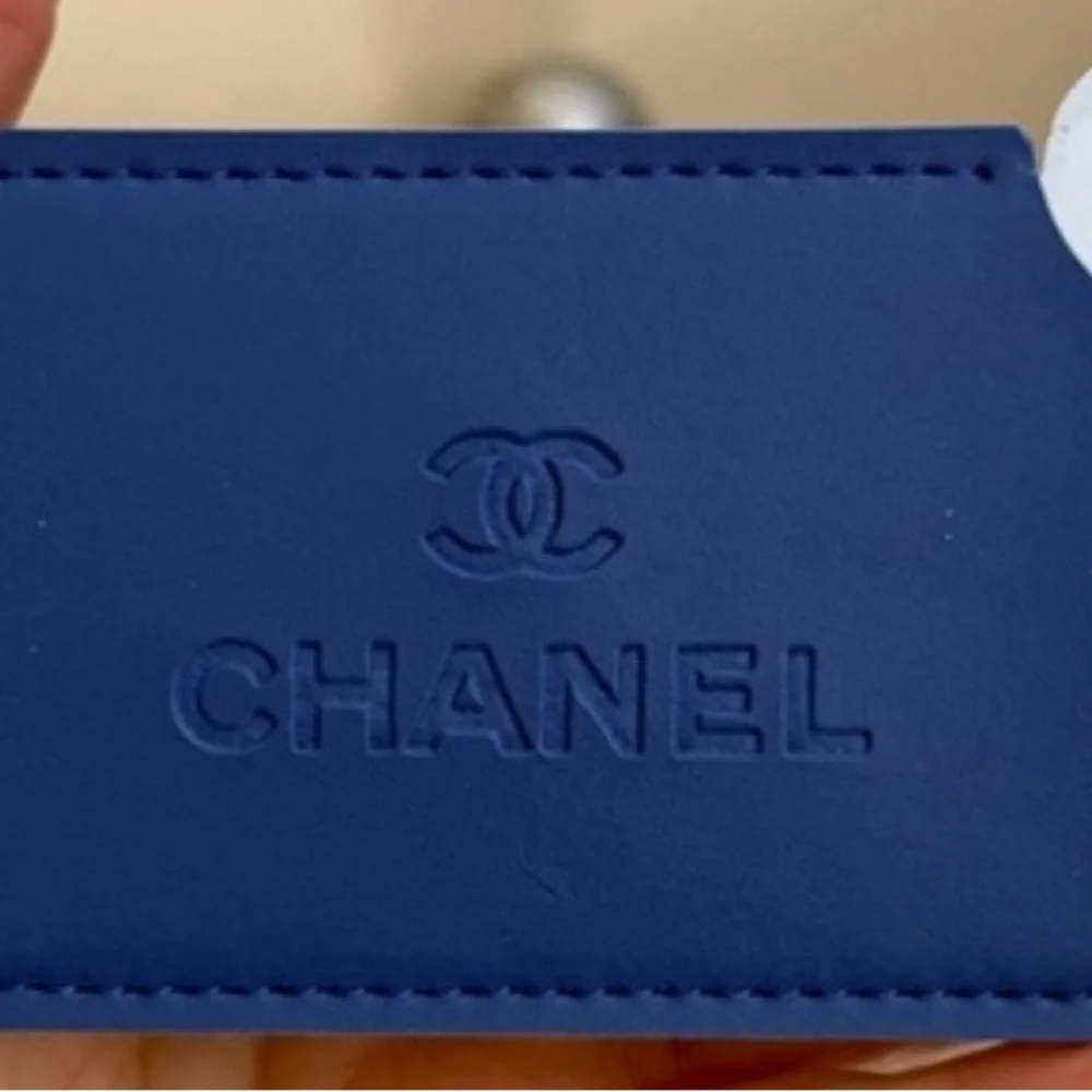 CHANEL BEAUTY Navy Card Holder and Mirror with Embossed Logo - Picture 3 of 4